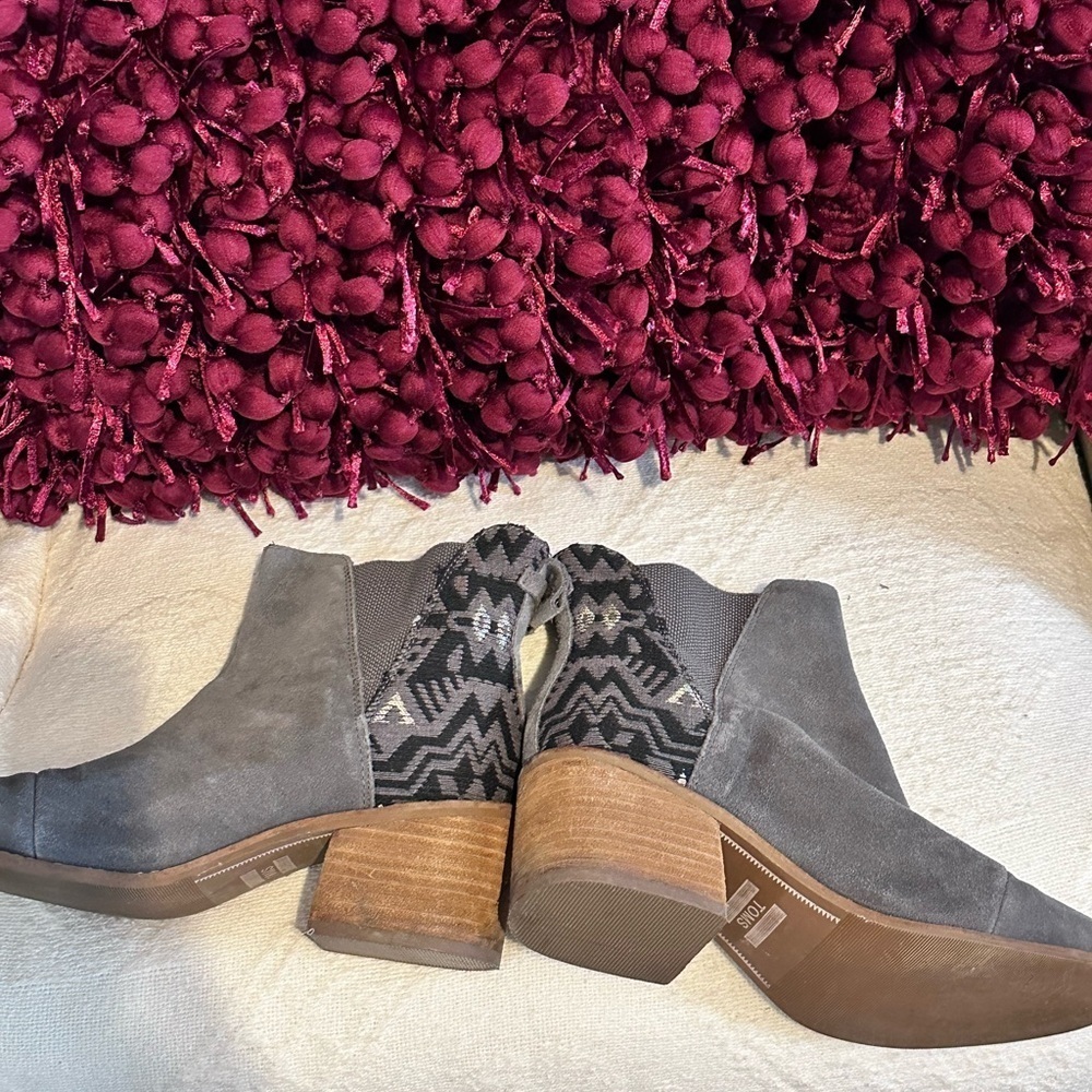Toms Ankle Boots Women’s Size 8.5W Gray Aztec Suede Esme Blue Tab Chelsea